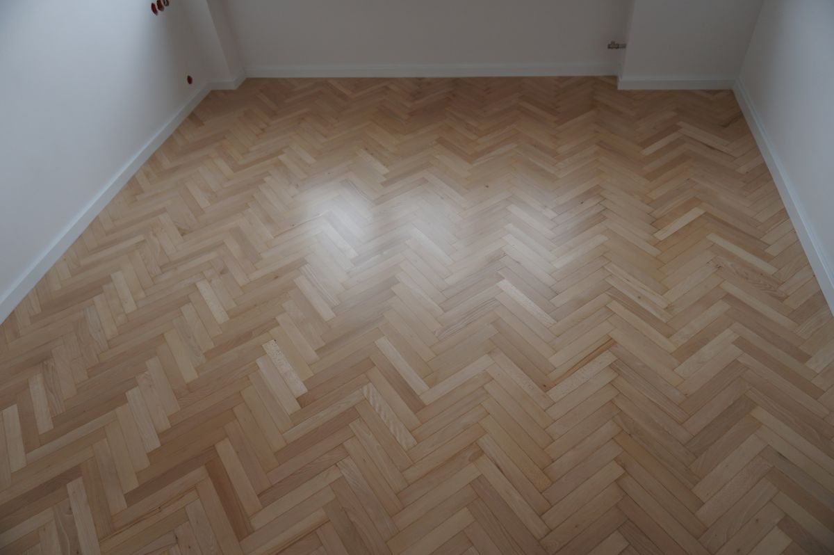 Buk - szlifowanie i lakierowanie oraz montaż białych cokołów MDF