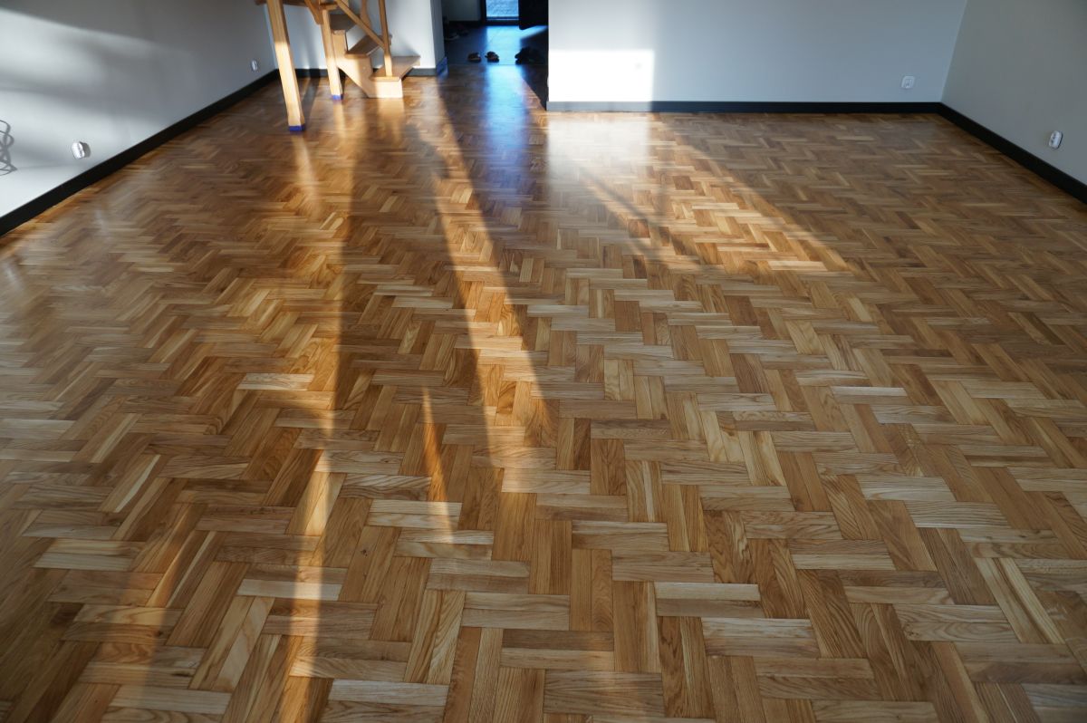 Czarne Listwy Przypodlogowe I Cyklinowanie Starego Parkietu 07