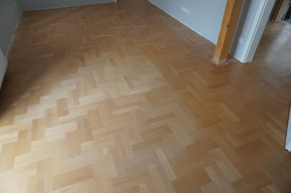 Renowacja Cyklinowanie i Lakierowanie Kilkuletniego Parkietu Bukowego