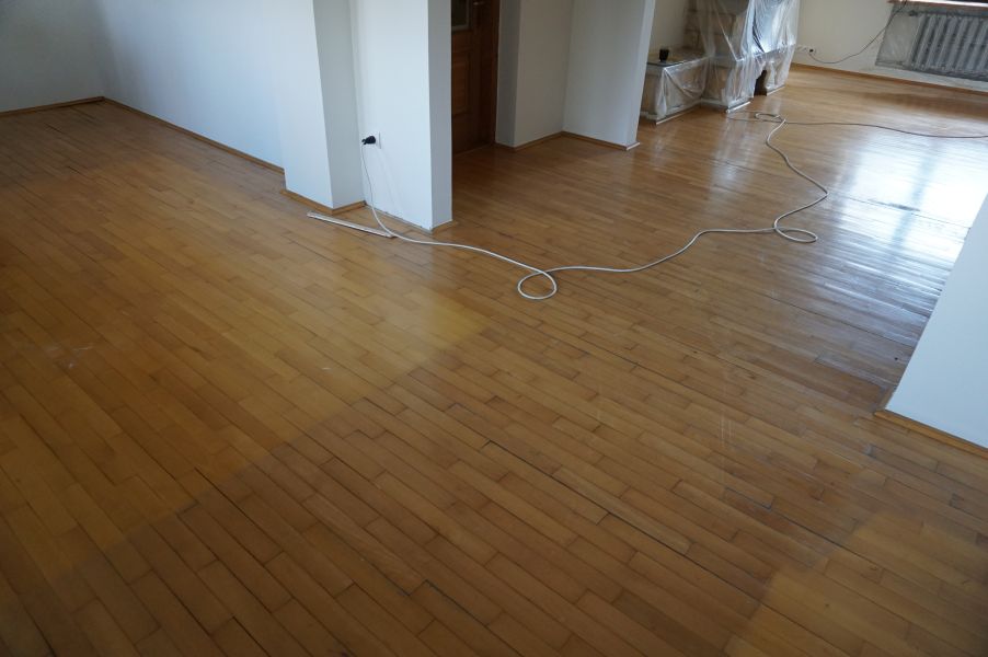 Renowacja Parkietu Bukowego oraz Montaż Listew Przypodłogowych