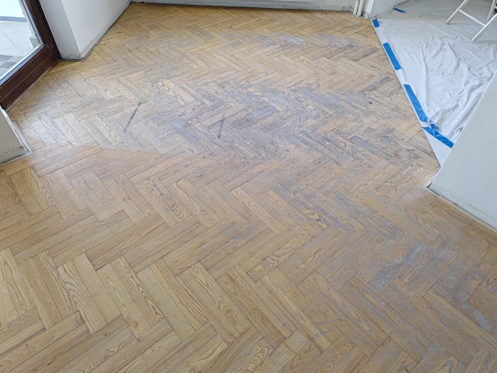 Szlifowanie, szpachlowanie i lakierowanie parkietu jesionowego