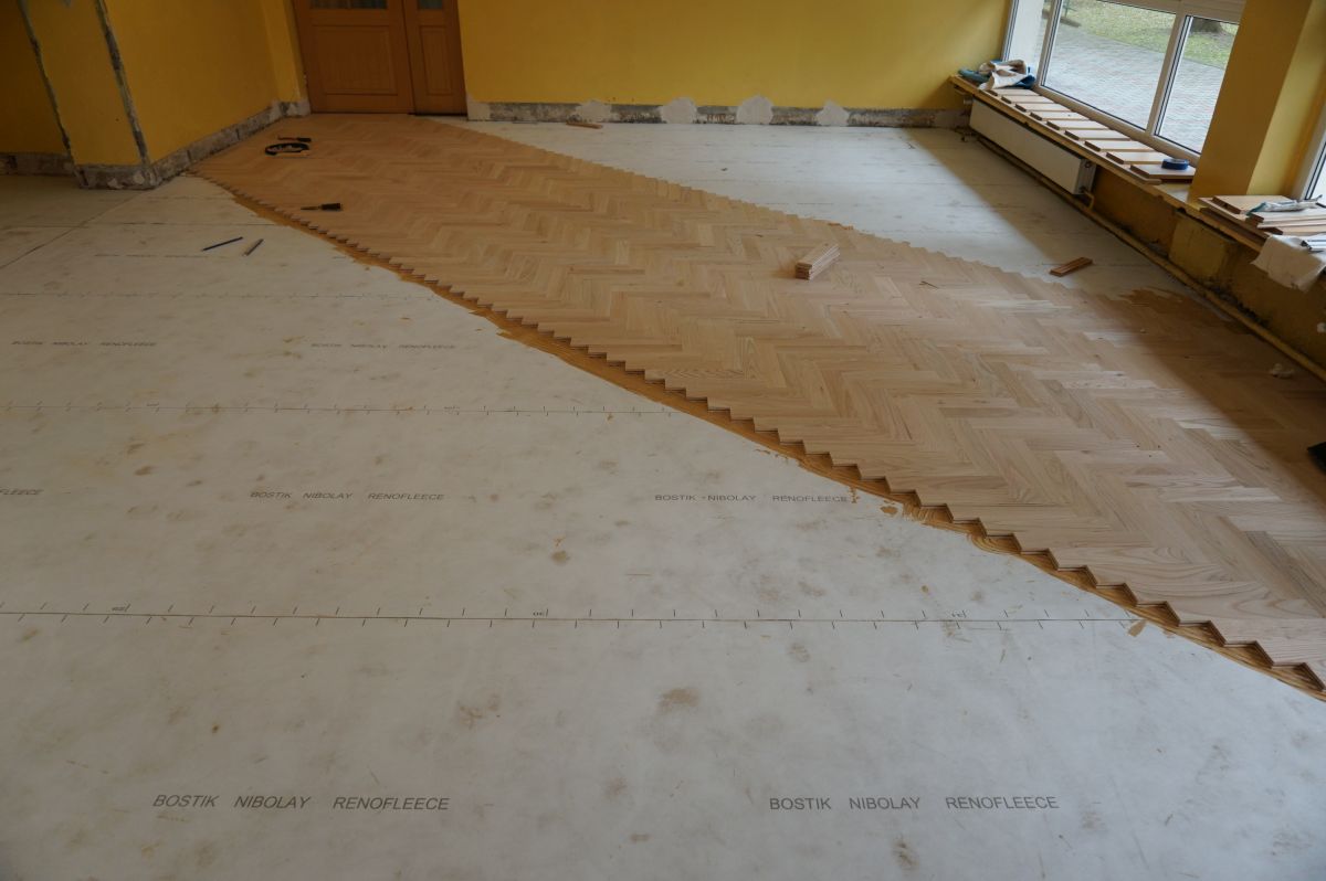 Dąb Czerwony Układanie Cyklinowanie i Lakierowanie