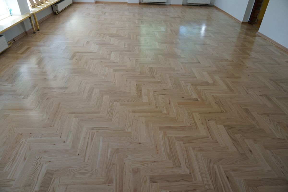 Dab Czerwony Ukladanie Cyklinowanie Lakierowanie 06