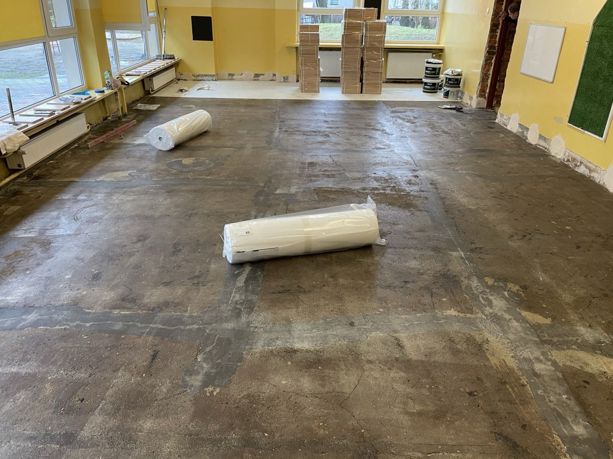 Dab Czerwony Ukladanie Cyklinowanie Lakierowanie 09