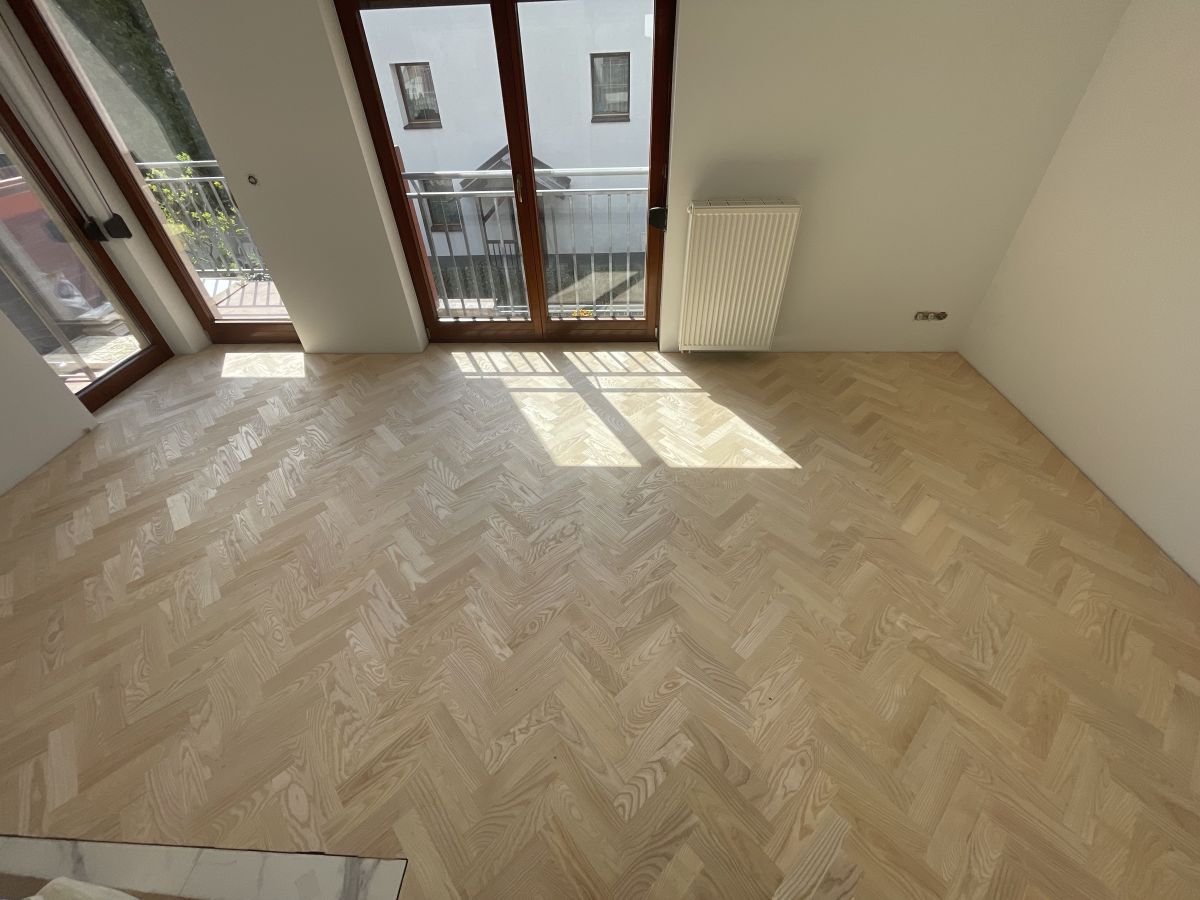 Jodełka klasyczna z drewna jesionowego