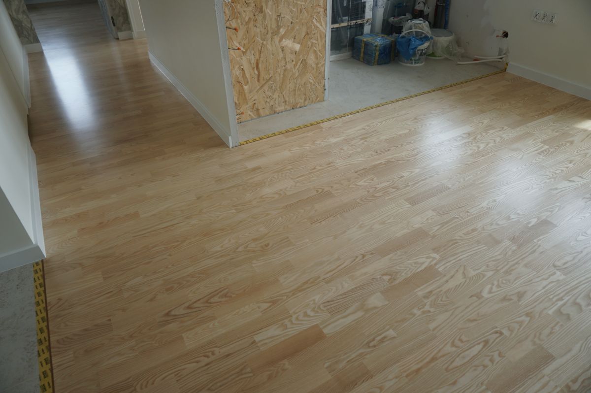 Układamy i Szlifujemy Parkiet Jesionowy w Klasie Natur