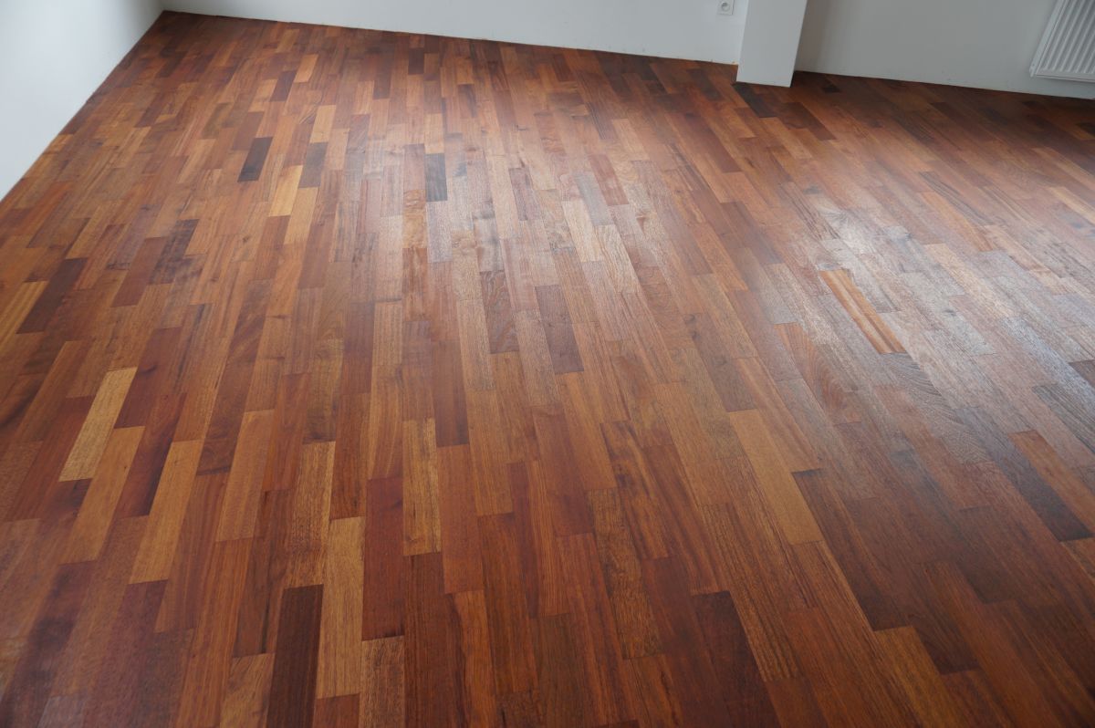 Układanie i Olejowanie Litego Parkietu z Drewna Merbau