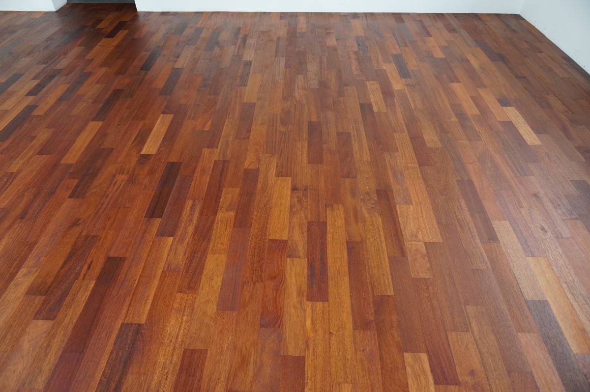 Ukladanie I Olejowanie Litego Parkietu Z Drewna Merbau 03