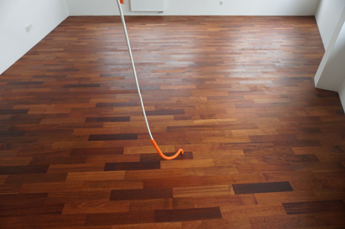 Ukladanie I Olejowanie Litego Parkietu Z Drewna Merbau 04
