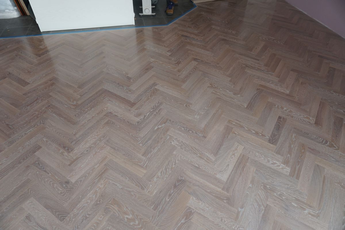 Wybielenie Parkietu Debowego Ulozonego W Jodelke 02